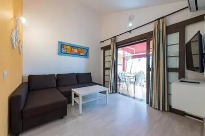 Una televisión o centro de entretenimiento en Cozi Bungalow in Maspalomas