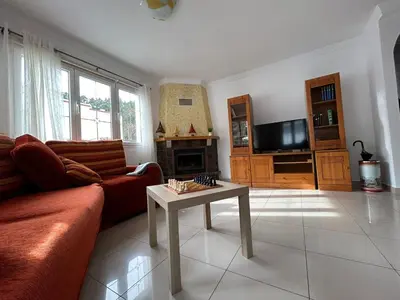 Una televisión o centro de entretenimiento en Vivienda ALPA Fontanales