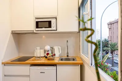 Una cocina o zona de cocina en Bambú Suites Vegueta Alquiler por Habitación