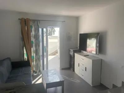 Una televisión o centro de entretenimiento en Isis House