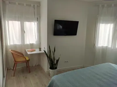 Una televisión o centro de entretenimiento en Atlantica Suite Las Canteras with Parking