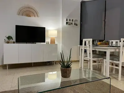 Una televisión o centro de entretenimiento en Pieds dans l'eau - vue sur mer - Playa de Melenara