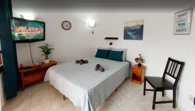 Cama o camas de una habitación en Private Sunny Terrace Studio - Secure Bike or Board Lockup