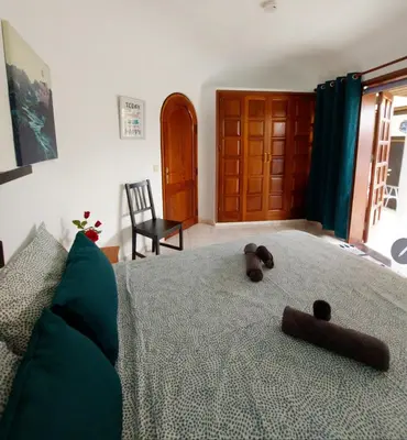 Cama o camas de una habitación en Private Sunny Terrace Studio - Secure Bike or Board Lockup