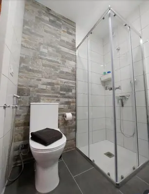 Un baño de Private Sunny Terrace Studio - Secure Bike or Board Lockup