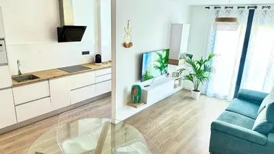 Una televisión o centro de entretenimiento en Modern Love Flat