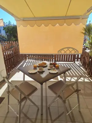 Un balcón o terraza de POOLFRONT Bungalow