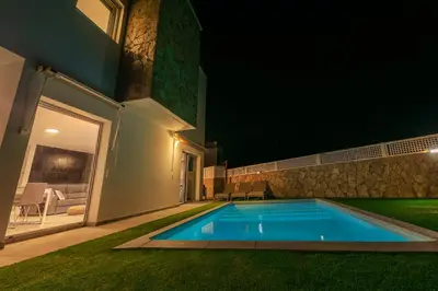 Piscina en o cerca de Villa Rosa-Soleada Villa Privada con Piscina Climatizada & WIFI en Tauro-Mogán