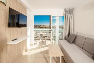 Una televisión o centro de entretenimiento en Apartamentos Cocoteros