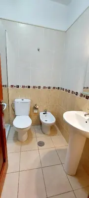 Un baño de Ten Minutes From Airport - 1