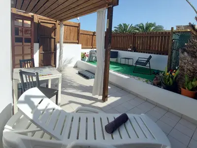 Piscina en o cerca de Bungalow with Sunny Private Terrace - Secure Bike or Board Storage