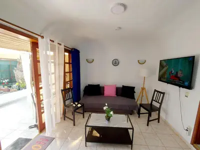 Zona de estar de Bungalow with Sunny Private Terrace - Secure Bike or Board Storage