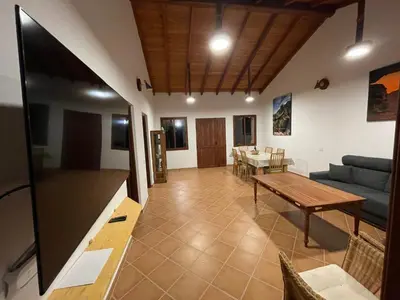 Una televisión o centro de entretenimiento en Finca Los Dioses II