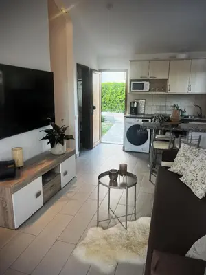 Una cocina o zona de cocina en BuzzStays: 1-Bed Bungalow, Garden, Near Yumbo & Beach