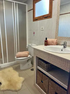 Un baño de BuzzStays: 1-Bed Bungalow, Garden, Near Yumbo & Beach