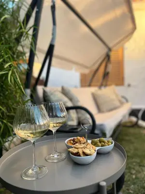 Bebidas en BuzzStays: 1-Bed Bungalow, Garden, Near Yumbo & Beach