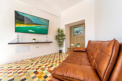 Una televisión o centro de entretenimiento en Oasis Noalys