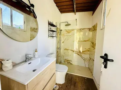 Un baño de Casa cueva las rosadas & piscina