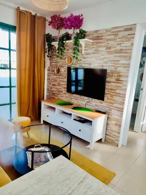 Una televisión o centro de entretenimiento en Apartment Laura near Europa Center and Amadores beach, Free WiFi