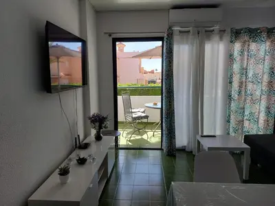 Una televisión o centro de entretenimiento en APARTAMENTOS SURYCAN