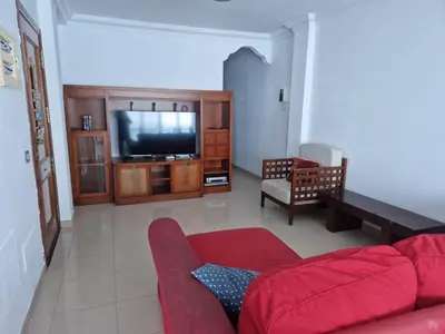 Una televisión o centro de entretenimiento en Vivienda 1ª línea mar en paseo marítimo