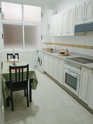 Una cocina o zona de cocina en Maravillosa vivienda junto al mar