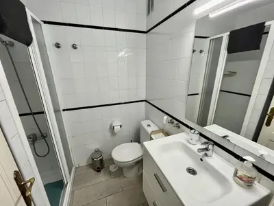 Un baño de Estupendo apartamento con dos dormitorios