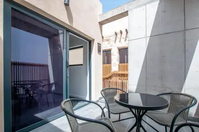 Un balcón o terraza de La Casa de San Juan - ARTEMI
