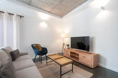 Una televisión o centro de entretenimiento en La Casa de San Juan - DORAMAS
