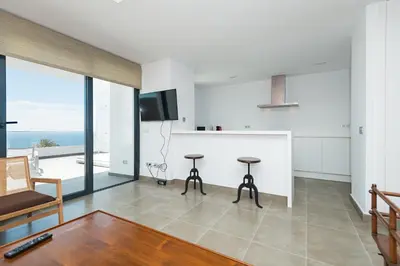 Una televisión o centro de entretenimiento en Altos de la Gloria Beach Apartments