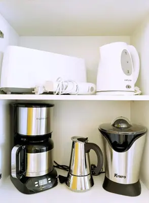 Utensilios para hacer té y café en Bohemian Holiday Home Next to Yumbo