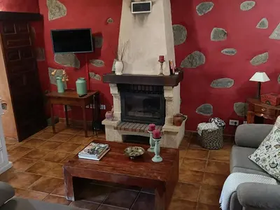 Una televisión o centro de entretenimiento en Vivelorural El Caminante- Valleseco, private pool