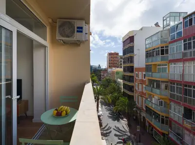 Un balcón o terraza de HomeForGuest Estudio Brisa Canteras con terraza