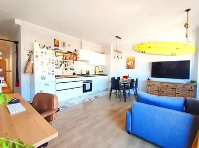 Una televisión o centro de entretenimiento en Oasis Beach by Wave Properties