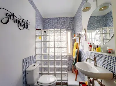 Un baño de Oasis Beach by Wave Properties