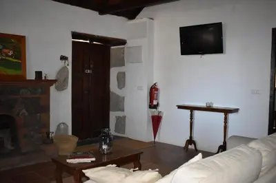 Una televisión o centro de entretenimiento en Casa Rural Tintilla