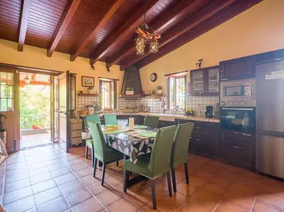 Una cocina o zona de cocina en Sombra del Laurel