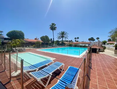 Piscina en o cerca de Bungalow con jardín privado junto al Yumbo