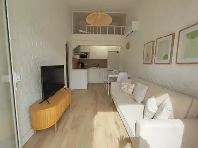 Una televisión o centro de entretenimiento en Bungalow con jardín privado junto al Yumbo