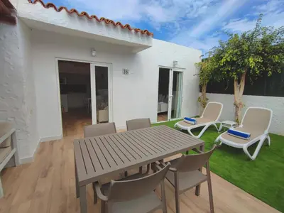 Un patio o zona al aire libre en Bungalow con jardín privado junto al Yumbo