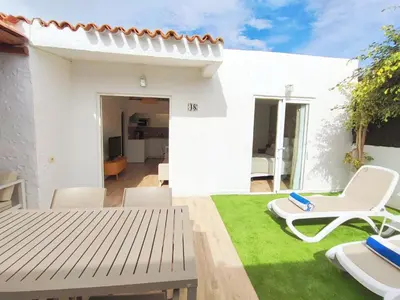 Zona de estar de Bungalow con jardín privado junto al Yumbo