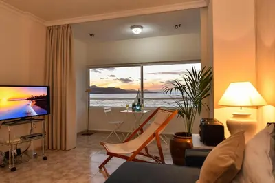 Una televisión o centro de entretenimiento en Las Canteras Seafront Apartment by VillaGranCanaria