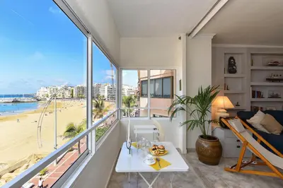 Un balcón o terraza de Las Canteras Seafront Apartment by VillaGranCanaria
