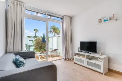 Una televisión o centro de entretenimiento en Relax en primera línea de playa/Mapalomas/Pool