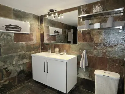 Un baño de Villa Privada y Tranquila | 12 min Playa Inglés