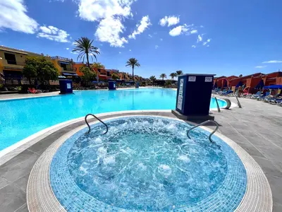 Piscina en o cerca de Beach and Golf Holiday Home with private jacuzzi