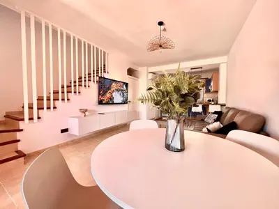 Una televisión o centro de entretenimiento en Beach and Golf Holiday Home with private jacuzzi