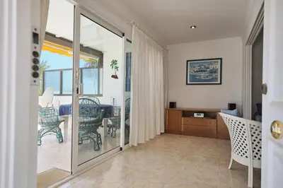 Una televisión o centro de entretenimiento en Lovely Apartment in San Agustín: Steps Away from Playa Del Inglés and Maspalomas!