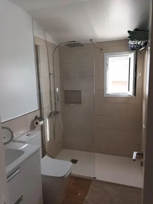 Un baño de Agréable bungalow avec grande terrasse et piscine