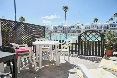 Piscina en o cerca de Delightful Bungalow Playmar: Comfort and Convenience in Maspalomas, Steps Away from Shopping Centers and Beaches